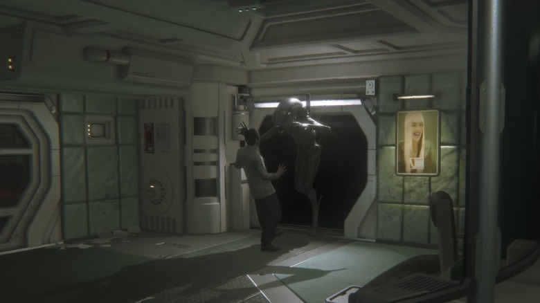 Az Alien elfog egy áldozatot az Alien: Isolation című filmben