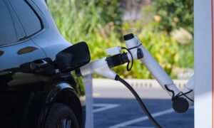 A Geely új töltőrendszere 4 perc és 30 másodperc alatt 10%-ról 70%-ra emeli az elektromos járműveket
