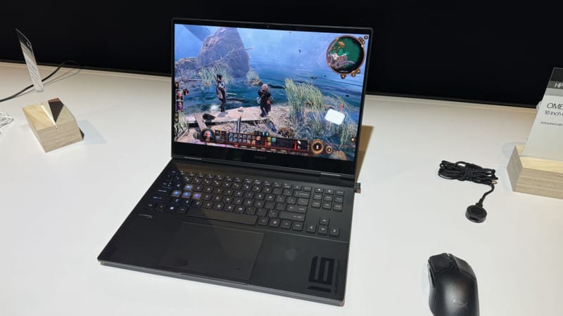 HP Omen Transcend 14 csomag RTX 5070 kompakt vázba 2 Nyitva látható HP Omen Transcend 14 gaming laptop 3K OLED kijelzővel és RTX 5070 GPU márkajelzéssel