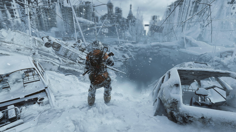 Egy Metro Exodus karakter a hóban áll egy havas alagút körül