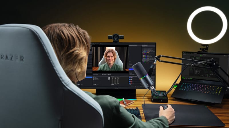 Razer Kiyo V2 Pro webkamera 4K 60FPS és Auto-Framing 2 funkcióval Razer Kiyo V2 Pro webkamera monitorra szerelve, amelyen látható a nagy látószögű objektív és a biztonsági redőny