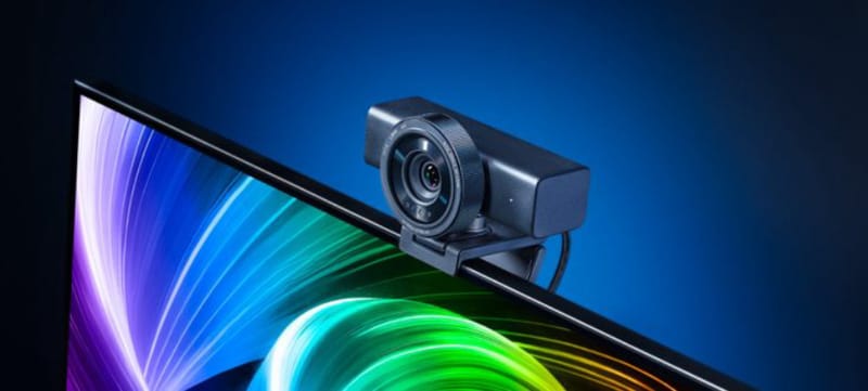 Razer Kiyo V2 Pro webkamera 4K 60FPS és Auto-Framing 3 Razer Kiyo V2 Pro webkamera monitorra szerelve, amelyen látható a nagy látószögű objektív és a biztonsági redőny