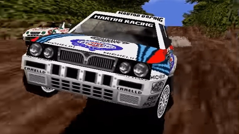 Egy rallyautó átugrik egy földúton a Sega Rally Championshipben