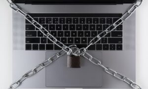 A hamis „lezárt számítógép” figyelmeztetések a Google Ads szolgáltatásban arra késztetik a felhasználókat, hogy hívják a műszaki támogatás csalóit