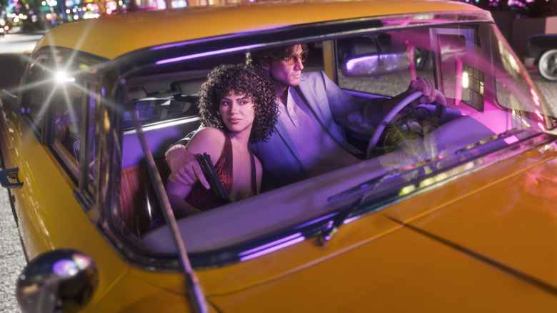 Jason átkarolja Luciát, miközben egy autóban ülnek a Grand Theft Auto 6-ban