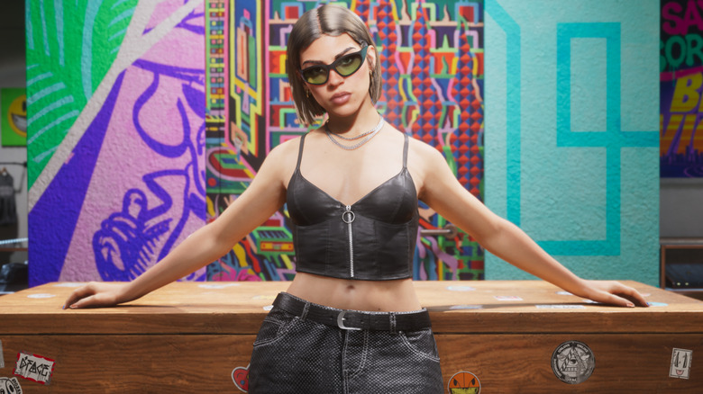 Lucia egy pultra támaszkodva a Grand Theft Auto 6-ban