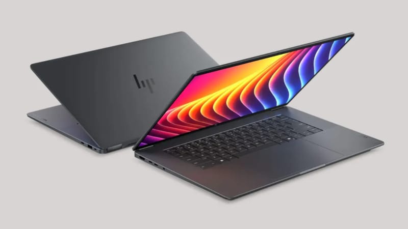 HP ZBook Ultra G3a mobil munkaállomás laptop az asztalon kinyitva