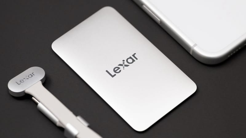 A Lexar Muse hordozható SSD-meghajtók USB-C-vel a mágneses kapcsolathoz 1 A Lexar Muse hordozható SSD-meghajtó élével kiemelve 3,8 mm vékony alumínium házát