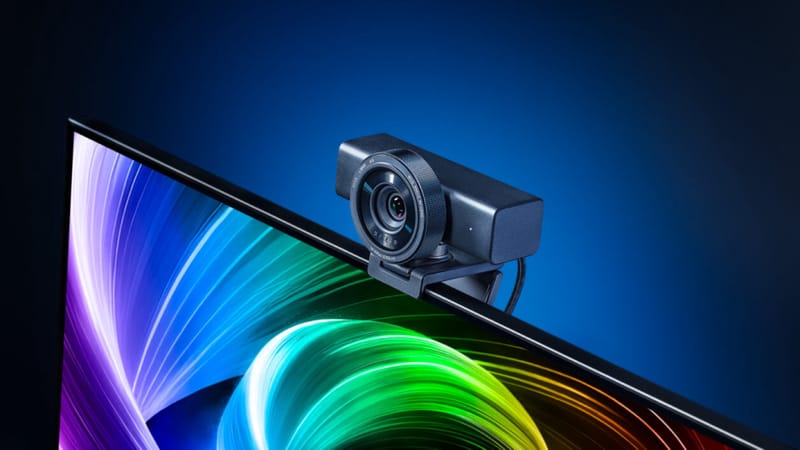Razer Kiyo V2 Pro webkamera 4K 60FPS és automatikus keretezés 1 Razer Kiyo V2 Pro webkamera monitorra szerelve, amelyen látható a nagy látószögű objektív és a biztonsági redőny