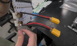 A YouTube-osok „javítják” az olvadó RTX 5090 tápcsatlakozót úgy, hogy a kábeleket közvetlenül a PCB-re forrasztják