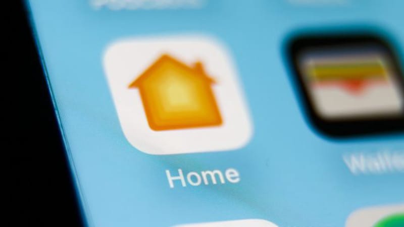 Apple szivárgási tippek a HomePods térhatású hangjának támogatására 1 Két Apple HomePod hangszóró egy nappaliban elhelyezve, illusztrálva a híres HomePod térhatású hangbeállítást