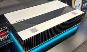 Az AWOL Vision bemutatja a LuxVisiont, egy 4K 120 Hz-es UST projektort