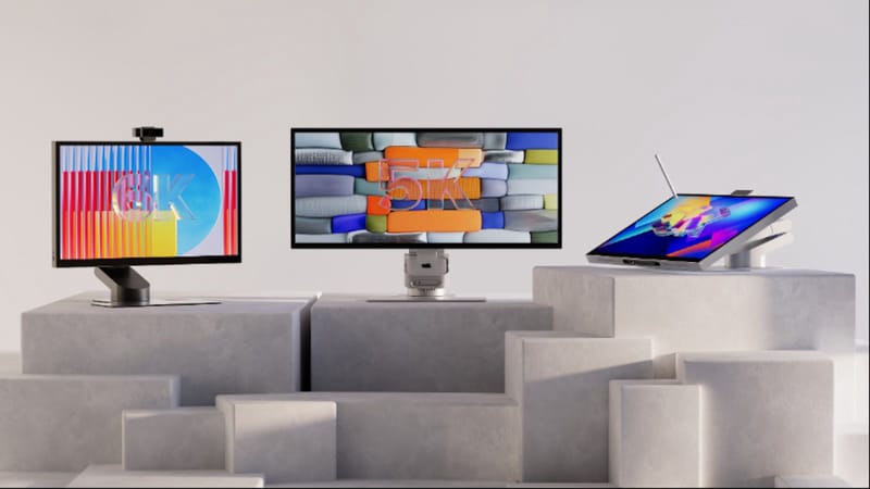 Alogic 6K monitor az Aspekt sorozatból, érintéssel és ceruzával az asztalon