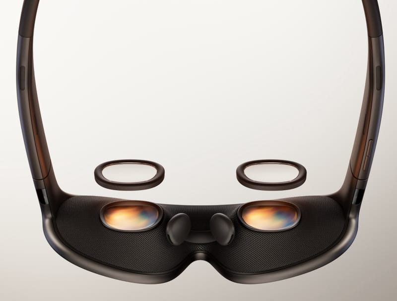 A Meta VR szemüveg vékony, könnyű fejhallgatóként látható kézi vezérlők nélkül