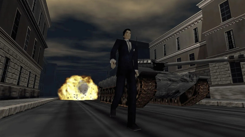 James Bond elsétál egy robbanás elől egy tank mögött a GoldenEye 007-ben