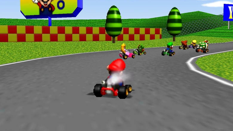 Mario más versenyzőket követ egy kanyar mögött a Mario Kart 64-ben