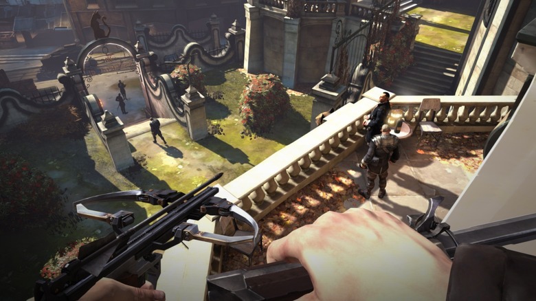Corvo Attano egy számszeríjat céloz meg a Dishonored egyik erkélyéről