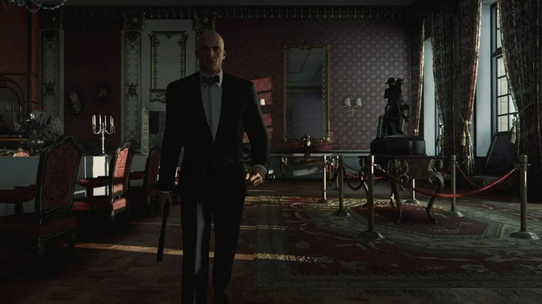 Az ügynök átsétál egy elsötétített étkezőn, miközben pisztolyt tart a Hitman: World of Assassinationben