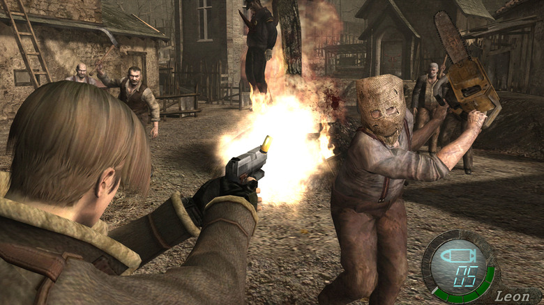 Leon S. Kennedy egy láncfűrésszel hadonászó falusi lakost céloz meg a Resident Evil 4-ben (2005)