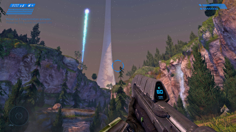 Master Chief a láthatárra célozza géppuskáját a Halo: Combat Evolvedben