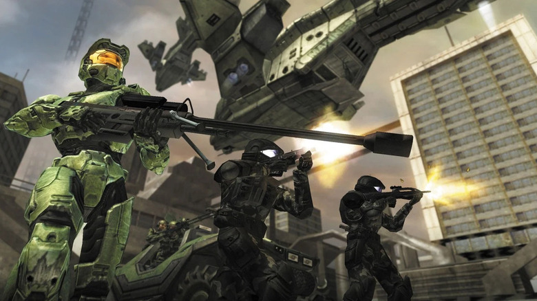 Master Chief egy osztagot vezet, miközben mesterlövész puskát tart a Halo 2-ben