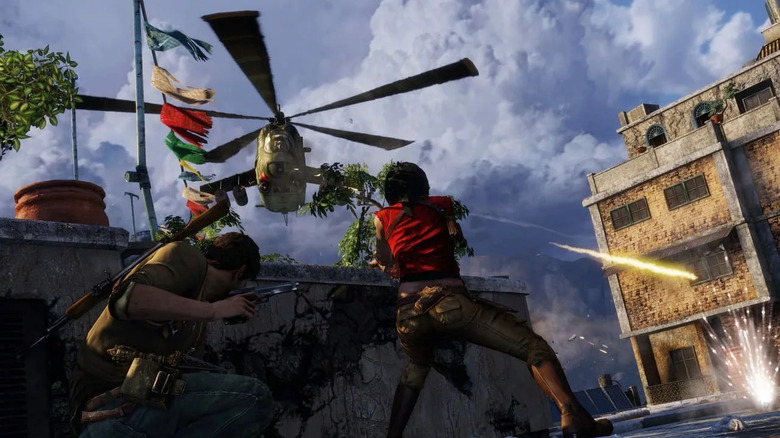 Nathan Drake és Chloe Frazer fedezékbe bújik egy támadó helikopter elől az Uncharted 2: among Thieves-ben