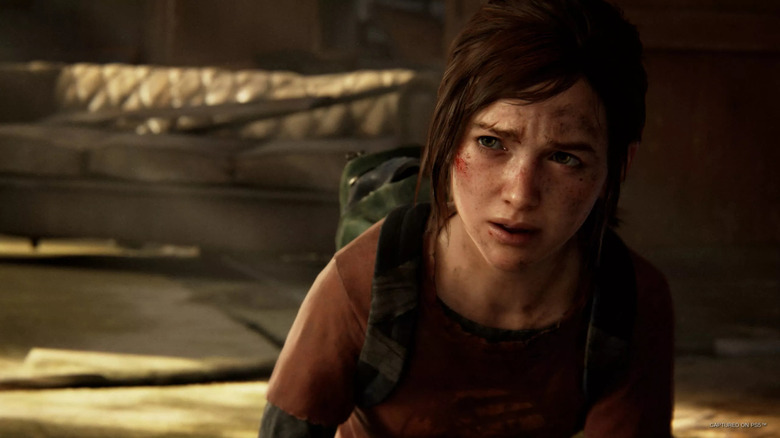 Ellie hitetlenkedve néz fel a The Last of Us-ban
