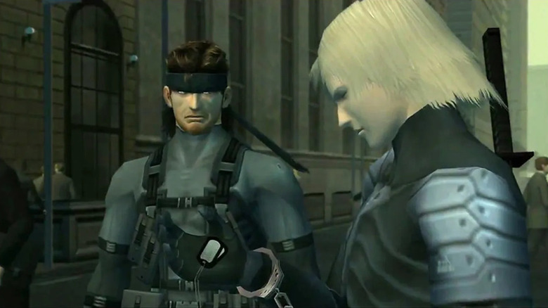 Solid Snake bámulja Raident a Metal Gear Solid 2: Sons of Liberty játékban
