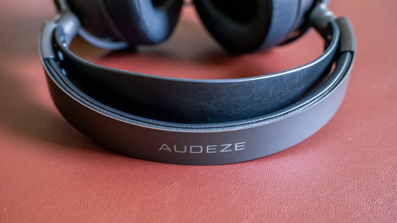 Bose Gaming Headset főbb frissítésként 2 Bose fejhallgató az íróasztalon, egy lehetséges jövőbeli Bose gaming fejhallgató