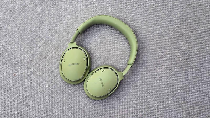 Bose Gaming Headset főbb frissítésként 3 Bose fejhallgató az íróasztalon, egy lehetséges jövőbeli Bose gaming fejhallgató
