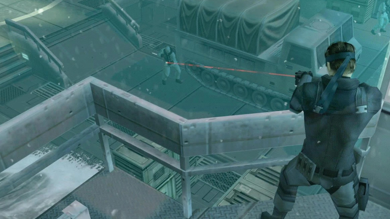 A Solid Snake egy ellenséges katonát céloz meg a Metal Gear Solid: The Twin Snakes játékban.