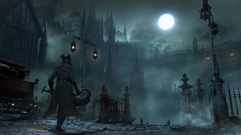 A Vadász Bloodborne ködös utcáin sétál