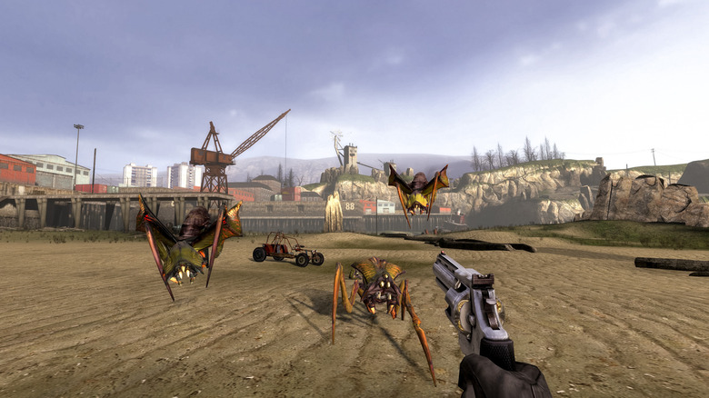 Gordon Freeman egy pisztollyal célozza a közeledő szörnyeket a Half-Life 2-ben