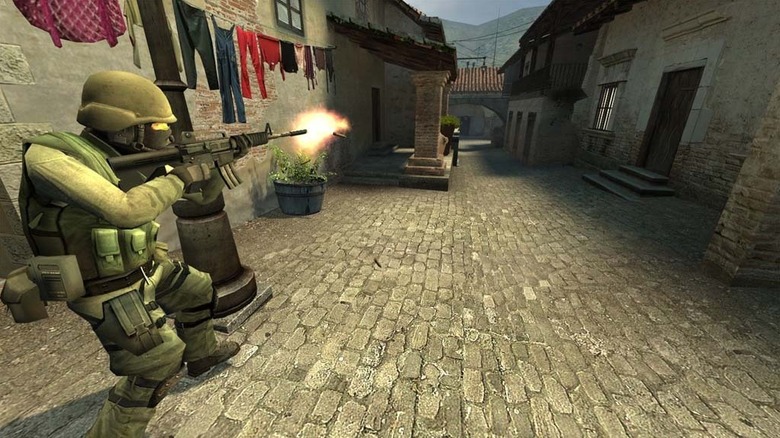 Egy katona lő egy gépkarabélyt a Counter-Strike: Source-ban