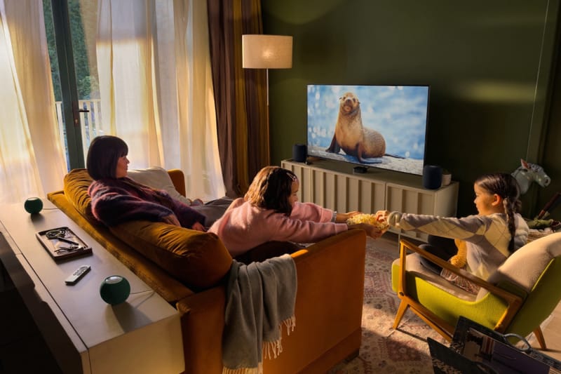 Az Apple TV 4K Siri AI frissítése intelligensebb otthoni szórakozást hoz 2 Az Apple TV 4K Siri AI interfésze teljes képernyőn látható egy nappali televízión
