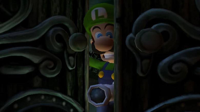 Luigi kinyitja a kastély ajtaját a Luigi's Mansionban a GameCube számára