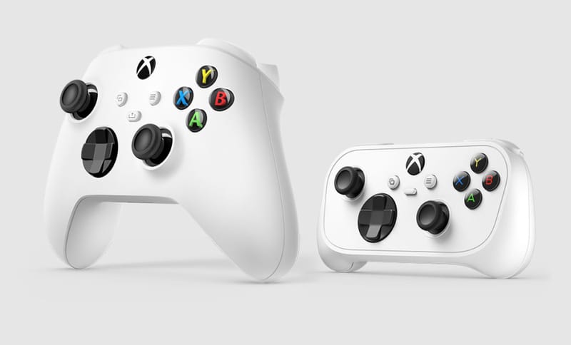 Az Xbox Nano Controller 3-as zsebméretűre zsugorítja a játékot Az Xbox Nano kontrollert egy kézben tartva egy okostelefon mellett, hogy megmutassa a zsebméretű lábnyomát