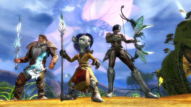 A Guild Wars 2 három játékosa különböző fegyverekkel harcol