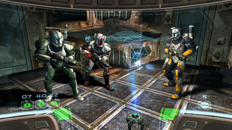 A Republic Commandos holografikus térképet néz a Star Wars: Republic Commando játékban