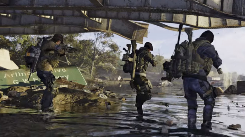 Egy csapat katona vízben gázol egy összetört híd alatt a Tom Clancy's The Division 2-ben