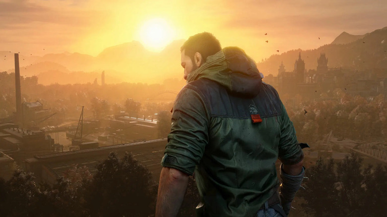 Kyle Crane a Dying Light: The Beast című filmben végigméri Castor Woods-ot, miközben a nap lenyugszik