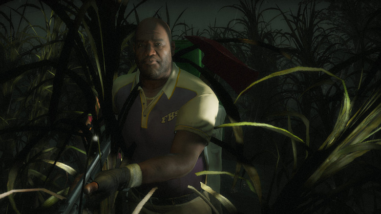 Az edző átsétál egy kukoricatáblán, miközben fegyvert tart a Left 4 Dead 2-ben