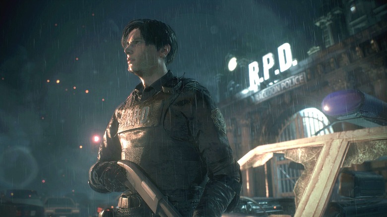 Leon S. Kennedy puskát tart a Raccoon City rendőrőrs előtt a Resident Evil 2-ben (2019)