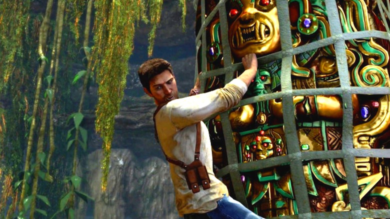 Nathan Drake egy aranybálványon lóg egy hálóban az Uncharted: Drake's Fortune-ban