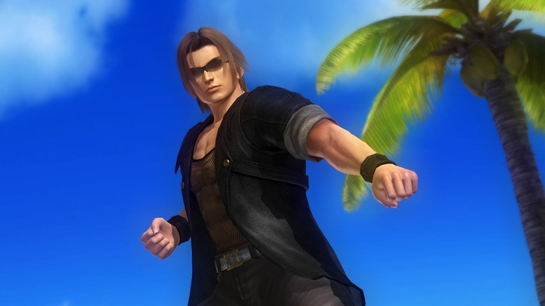 Ein harci pózt üt fel egy pálmafa mellett a Dead or Alive 5 utolsó fordulójában