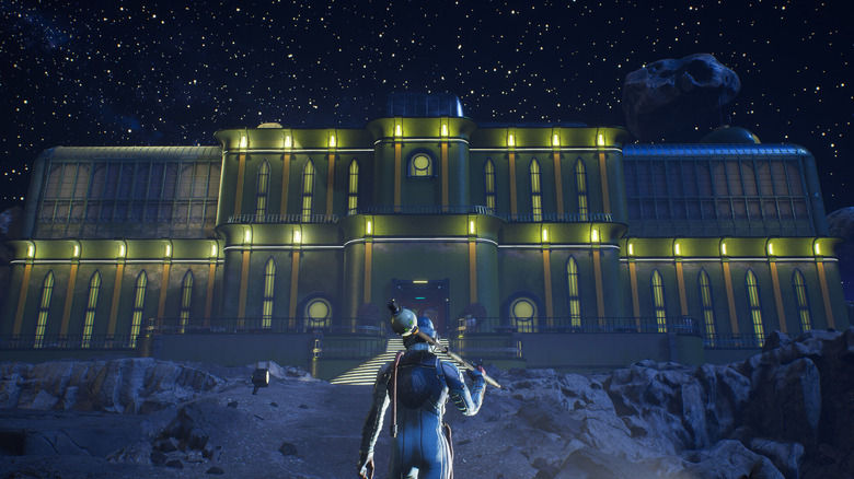 Egy Outer Worlds játékos éjjel egy jól megvilágított kastély előtt áll