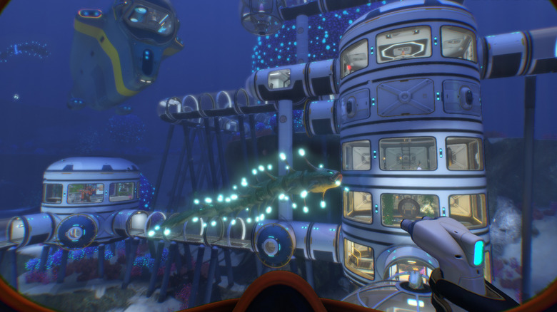 A Subnautica bázis épül, a háttérben egy küklopsz