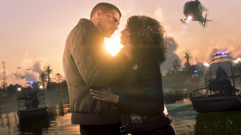 Jason Duval és Lucia Caminos ölelkeznek, miközben a rendfenntartók körülveszik őket a Grand Theft Auto 6-ban