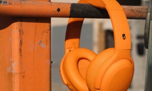 A Bose meglepetésüzlet keretében felvásárolja a Skullcandyt, hogy fiatalabb vásárlókat vonzzon
