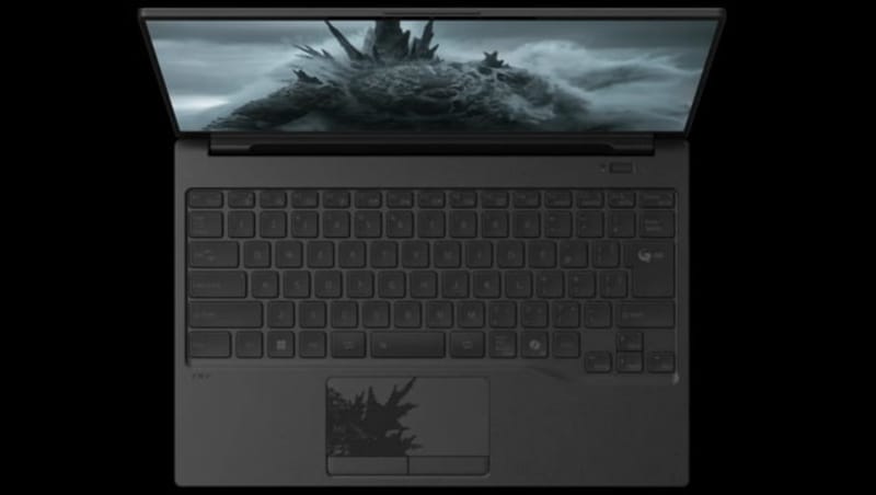 Fujitsu Godzilla laptop fedele fekete Godzilla illusztrációval és hátúszó alakú érintőpaddal